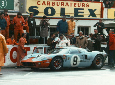 1968-ford-gt40-MKI-LeMans-gulf-livery-No9-pitstop