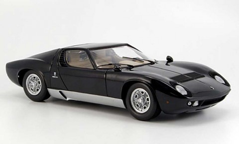 lamborghini-miura-black-vs-ferrari